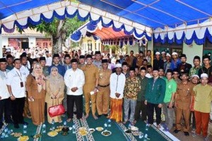 Wagub Jabar berfoto bersama ussai kegiatan.